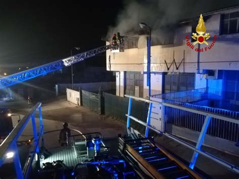 Incendio Nella Notte Distrutto Deposito Abbigliamento Notizie Ansa It