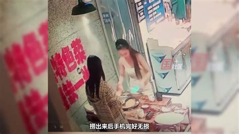 女子手机掉火锅里，女生急得直接上手捞：抢救及时，完好无损