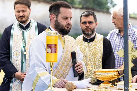 Galerie Foto Punerea Pietrei De Temelie Pentru O Biseric N Satul