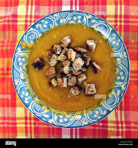 Whole wheat croutons in pea soup bowl Stock Photo - Alamy