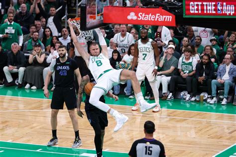 Los Boston Celtics Arrasan A Los Dallas Mavericks Con Un Porzingis Que