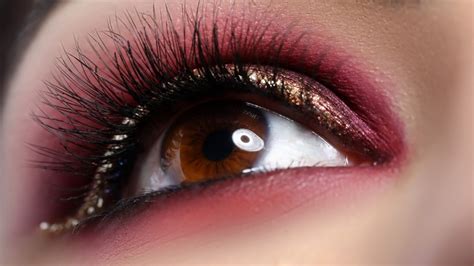 How To Spice Up Your Eye Makeup With Burgundy Mascara