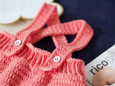 Stylische Latzhose für Babys häkeln Caros Fummeley