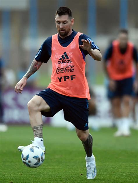 Latihan Santai Lionel Messi Jelang Argentina Kontra Paraguay Di