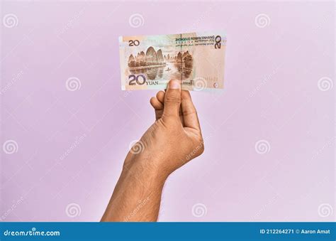 Mano Hispana Sosteniendo Un Billete De 20 Yuanes Chinos Sobre Fondo