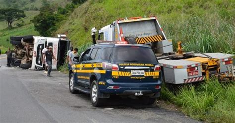 Leopoldina Carreta tomba na BR 116 próximo a Bica d água