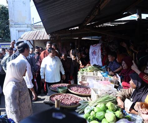 Blusukan Ke Pasar Grogolan Bareng Jokowi Prabowo Antre Jajan Takoyaki