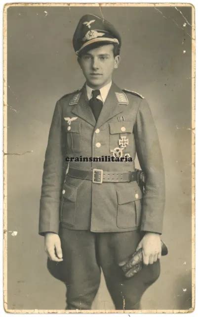 Orig Foto Ak Portrait Luftwaffe Pilot Offizier Mit Orden In Wien