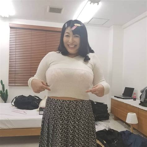 折原ゆかりさんのインスタグラム写真 折原ゆかりinstagram 「今日の撮影の想い出2 監督のうっかり こんな丈の短いトップスおばさん