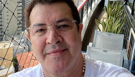 Aos 66 anos Beto Barbosa escancara relação novinha de 24