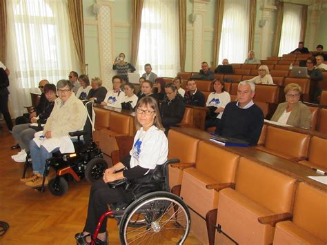 Članovi Udruge osoba s invaliditetom Karlovačke županije na Gradskom