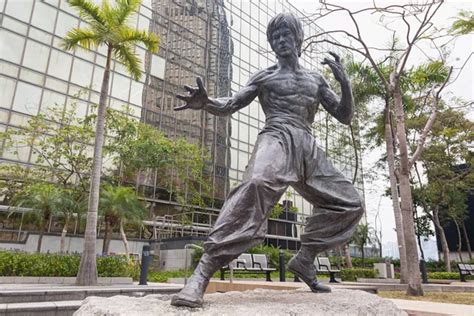 Bruce Lee statue – Stock Editorial Photo © gyn9037 #20406289