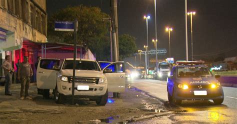 G1 Quatro Pessoas São Baleadas Em Tiroteio Na Avenida Brasil No Rio Notícias Em Rio De Janeiro