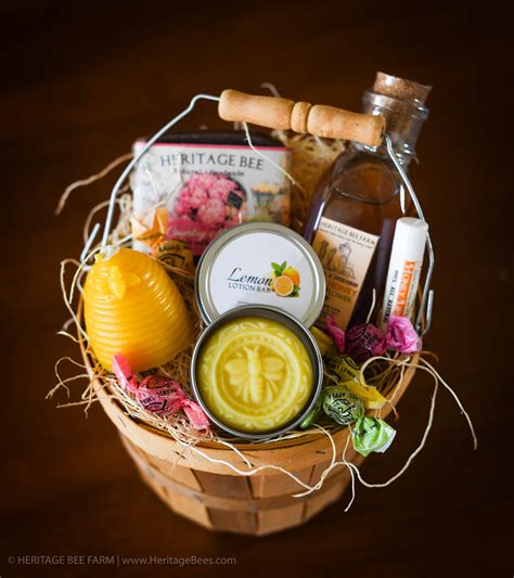 Deluxe Honey And Hive T Basket Raw Honey Beeswax Candle And