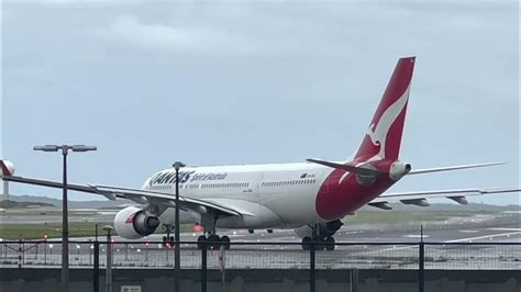 Qantas A380 Arrives On 16r While A Qantas A330 Departs Sydney Youtube