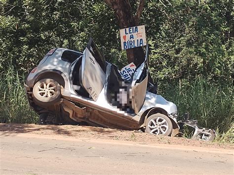 Motorista morre após carro bater contra árvore na LMG 628 em Unaí