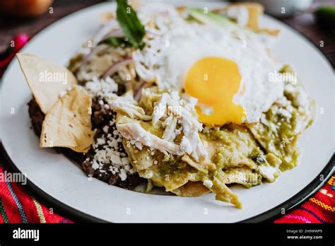 Chilaquiles Verdes Con Huevo Fotografías E Imágenes De Alta Resolución