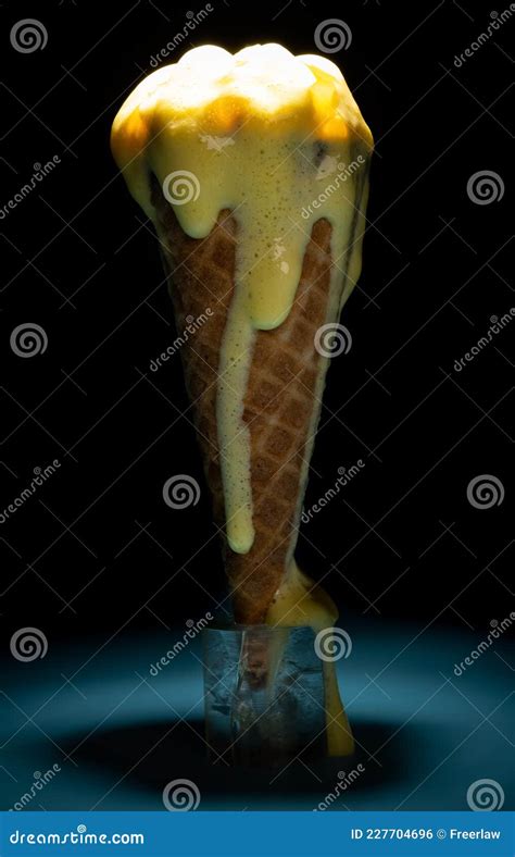 Um Cone De Sorvete Derretido Destacado No Escuro Foto De Stock Imagem