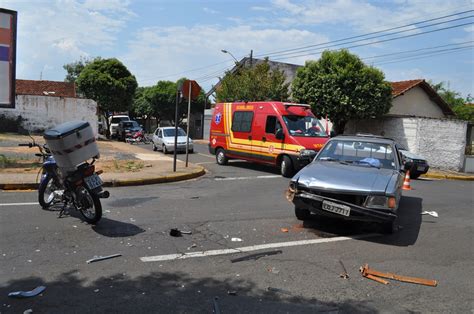 Motociclista fica ferido após avançar sinal de pare e colidir carro