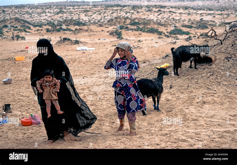 Beduine Frau In Wahiba Sands Stockfotos Und Bilder Kaufen Alamy