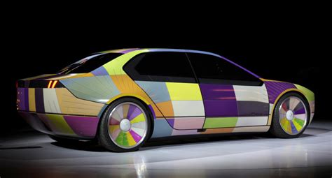 BMW presentó su modelo I Visión Dee carro que cambia de color