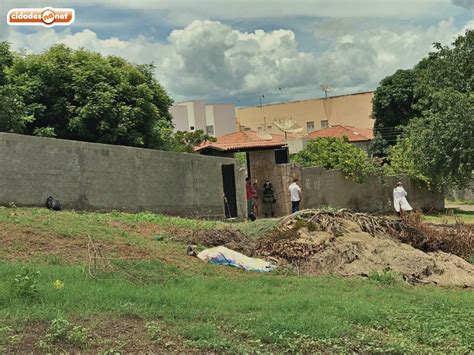 Homem é encontrado morto em terreno baldio