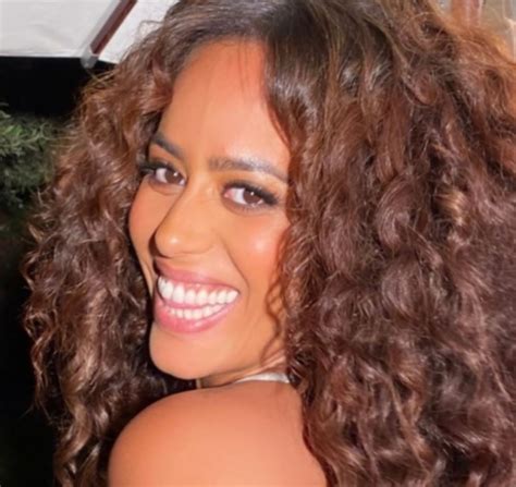 Amel Bent Devoile Corps Vacances