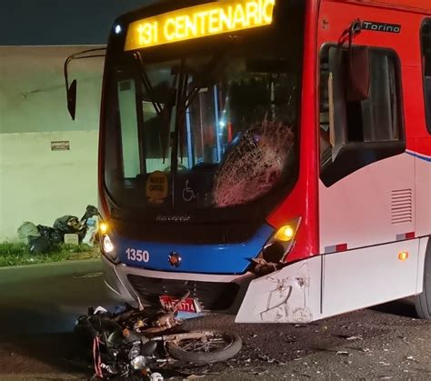 Motociclista De Anos Morre Ap S Bater De Frente Nibus Em Cg