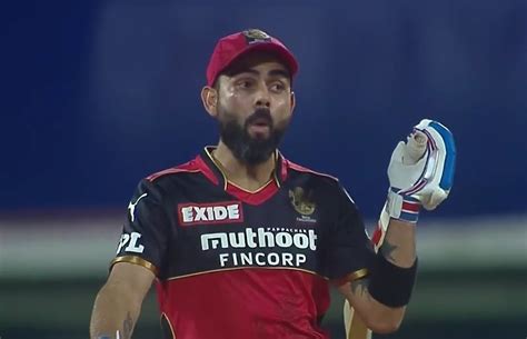 Glenn Maxwell Hit Towering Six Virat Kohli Left In Awe As Maxwell