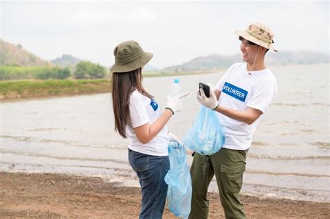 Voluntarios De La Comunidad Juvenil Asi Tica Usando Bolsas De Basura