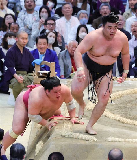 ＜大相撲春場所・千秋楽＞大栄翔（左）を突き落としで下し、優勝決定戦を制した霧馬山（撮影・藤山 由理） ― スポニチ Sponichi