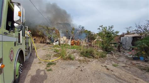 Fuego en inmueble de lámina y madera deja daños materiales Cafe Negro