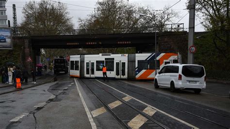 FOTOS Mannheim Straßenbahn entgleist nach Unfall mit Lkw viele