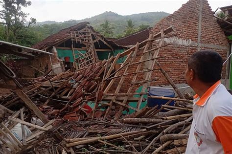 Gempa Berkekuatan 64 Sr Hancurkan Sejumlah Rumah Di Bantul Yogyakarta