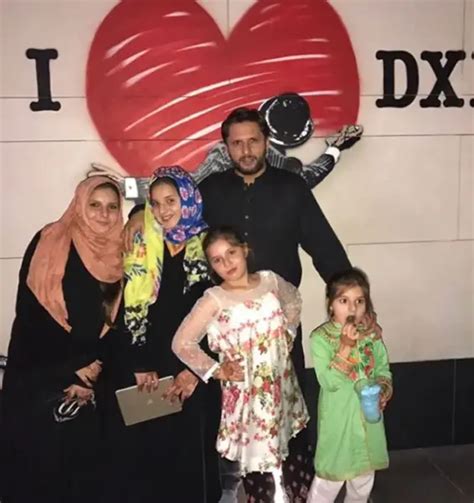 Adorable Relationship Between Shahid Afridi And His Five Daughters