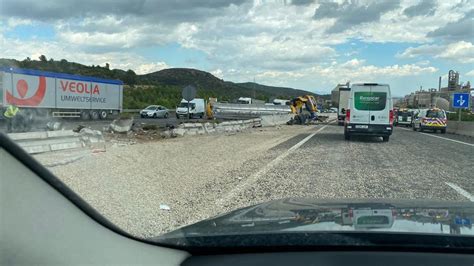 Accidente Valencia La A Cortada Por El Vuelco De Un Cami N Cisterna