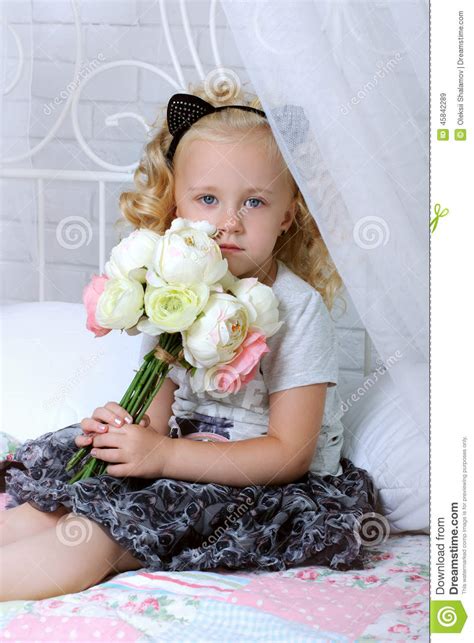 Petite Fille Triste Image Stock Image Du Verticale Assez