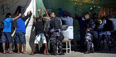 Policial Morto Ap S Traficantes Atacarem Upp Da Mangueira No Rj