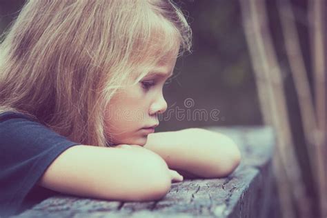 Portrait De La Petite Fille Blonde Triste S Asseyant Sur Le Pont Photo Stock Image Du