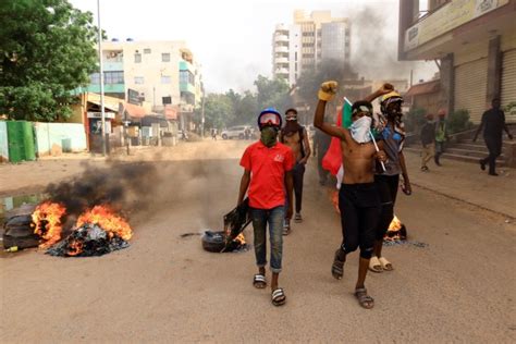 تجدد الاحتجاجات بالسودان ضد العسكر والشرطة تفرّق المتظاهرين حول القصر