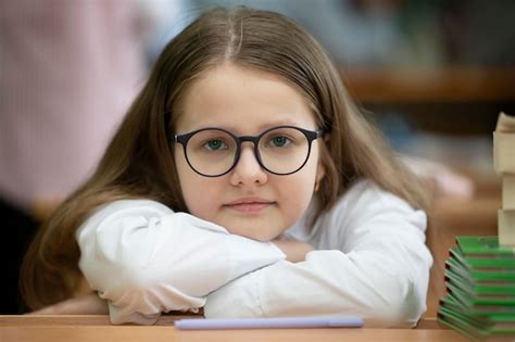 Retrato De Una Colegiala De Mediana Edad Con Gafas Foto Premium