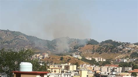 Incendio A Messina Brucia Ancora La Collina Di Camaro Foto E Video