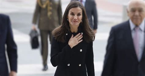 La Reina Letizia Perfecta Con Un Abrigo De Efecto Vestido En Tendencia