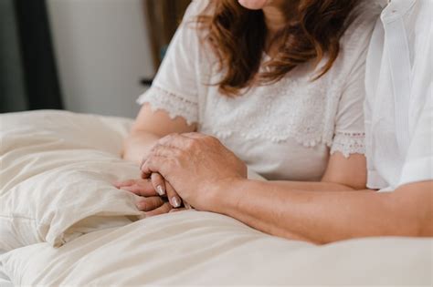 Pareja De Ancianos Asi Ticos Cogidos De La Mano Mientras Toman Juntos