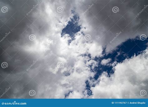 Nubes Negras En El Cielo Como El Fondo Imagen De Archivo Imagen De