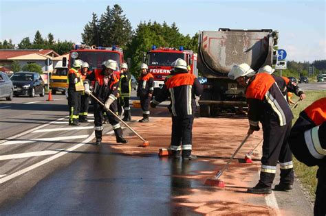 Schwerer Unfall auf der B17 bei Kinsau Etliche Liter Diesel ergießen