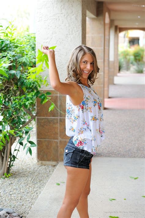 Charmantes Babe Presley zieht sich aus bevor sie eine Lotion auf ihren Körper und ihre Füße