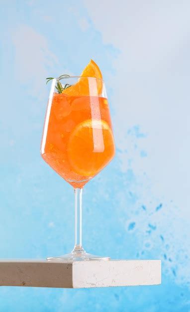 Clássico aperitivo italiano aperol spritz cocktail em vidro fatia