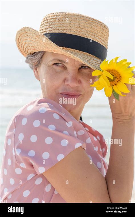 Femme mature en robe noire Banque de photographies et dimages à haute résolution Page 2 Alamy
