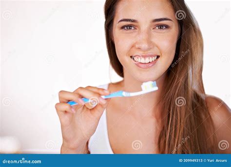 Feliz Dental Y Retrato De Mujer Con Cepillo De Dientes Para El Bienestar De La Salud Y Rutina